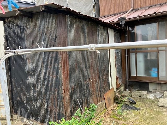 名古屋市天白区で勝手口の屋根を葺き替え工事・雨漏りの放置は木造部腐食やシロアリ被害に繋がります